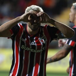 De virada, São Paulo vence o Cobresal e se classifica pela Libertadores