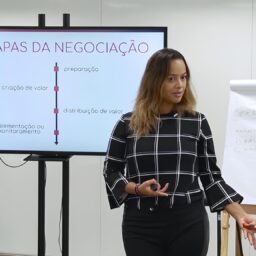 Camila Farani participa de evento e explica como fazer parte do Connect Acim