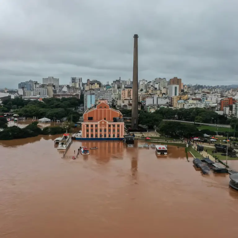 Guaíba chega a 5,20 m e moradores precisam abandonar bairro em Porto Alegre