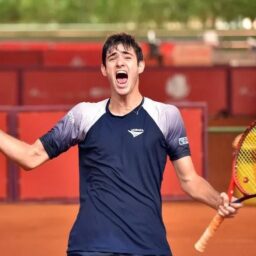 Brasileiro de 22 anos está a um jogo da chave principal de Roland Garros