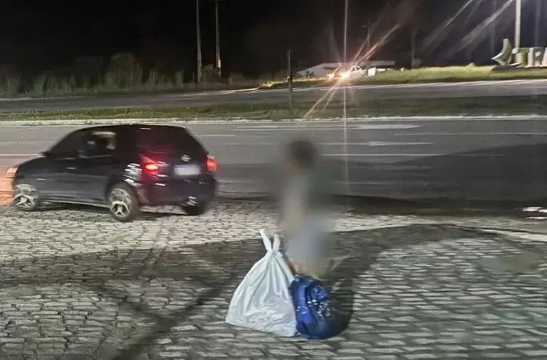 Criança é abandonada pelo pai e madrasta em estrada estadual no Ceará