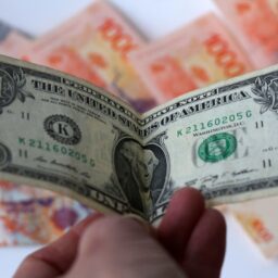 Dólar abre em queda nesta terça-feira após divulgação de ata do Copom