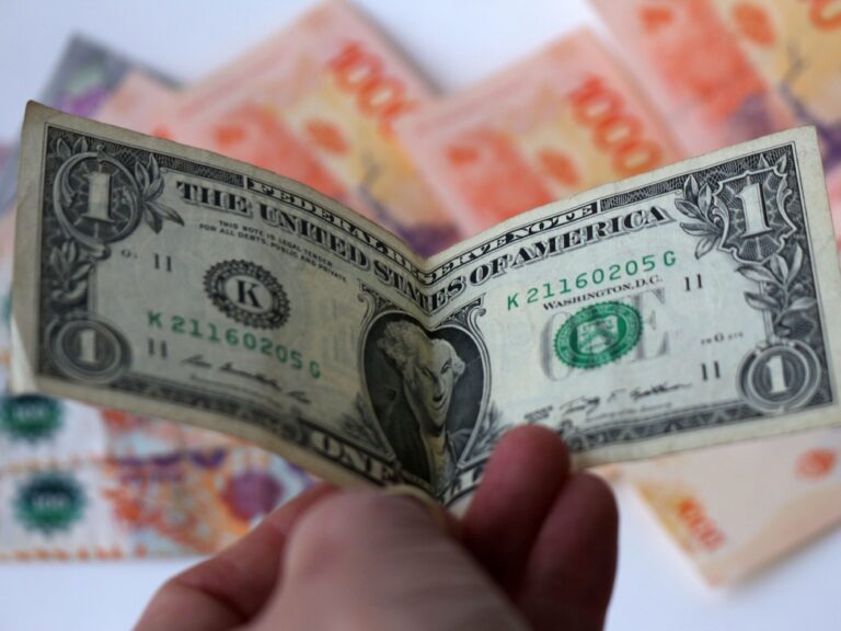 Dólar abre em queda nesta terça-feira após divulgação de ata do Copom