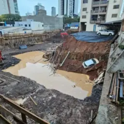 Prédio é evacuado após deslizamento de terra durante forte chuva em Santa Catarina