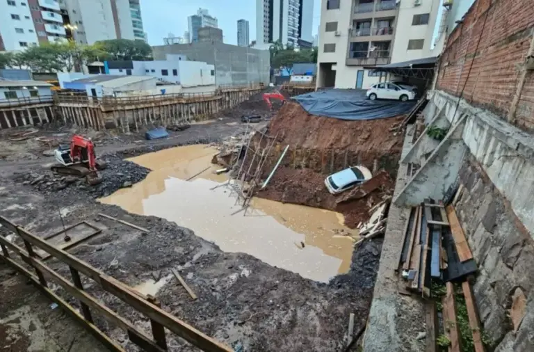 Prédio é evacuado após deslizamento de terra durante forte chuva em Santa Catarina