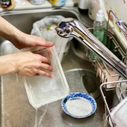Anvisa determina recolhimento de lotes do detergente Ypê após risco de contaminação