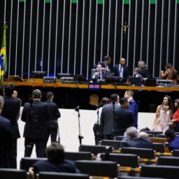 Câmara aprova PL que reajusta salários e prevê alta de 27% a delegados da PF