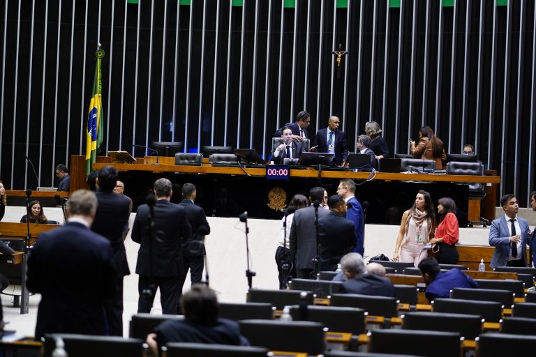 Câmara aprova PL que reajusta salários e prevê alta de 27% a delegados da PF