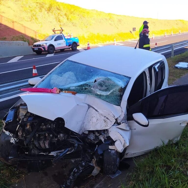 Homem morre na SP-294 após choque entre veículo e pilastra de viaduto