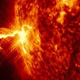 Auge de atividade solar eleva chances de Terra ver auroras, mas também risco de panes