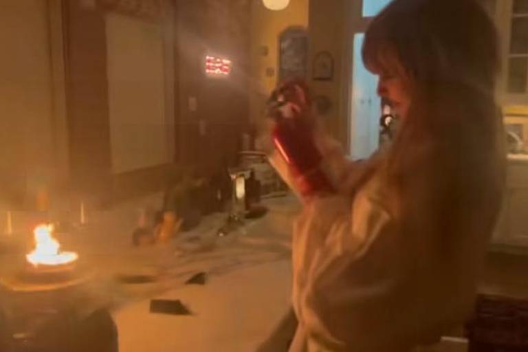 Taylor Swift põe fogo na cozinha, mas consegue apagar usando extintor