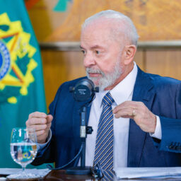 Lula diz ter pouca relação com Tarcísio e que não irá julgá-lo sobre bolsonarismo