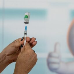 Saúde mantém campanha de vacinação contra pólio e gripe neste sábado