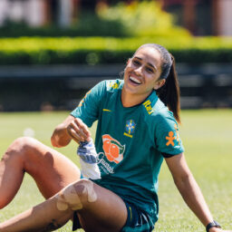 Atacante da seleção feminina sofre lesão e está fora dos Jogos Olímpicos