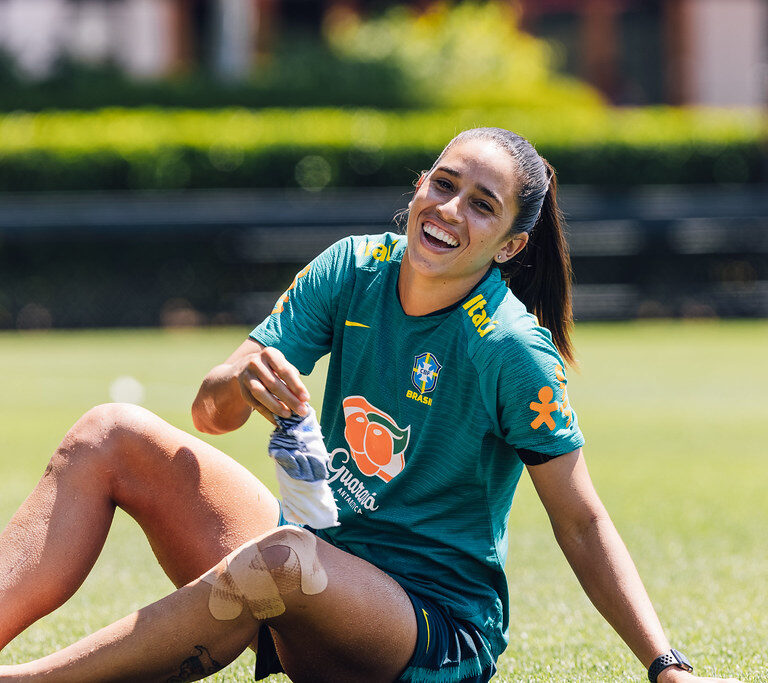 Atacante da seleção feminina sofre lesão e está fora dos Jogos Olímpicos