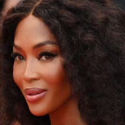 Naomi Campbell confessa que filhos foram gerados por barriga de aluguel