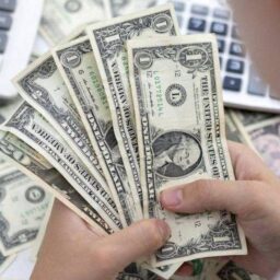 Dólar abre em leve queda nesta sexta-feira, dia promete poucas movimentações