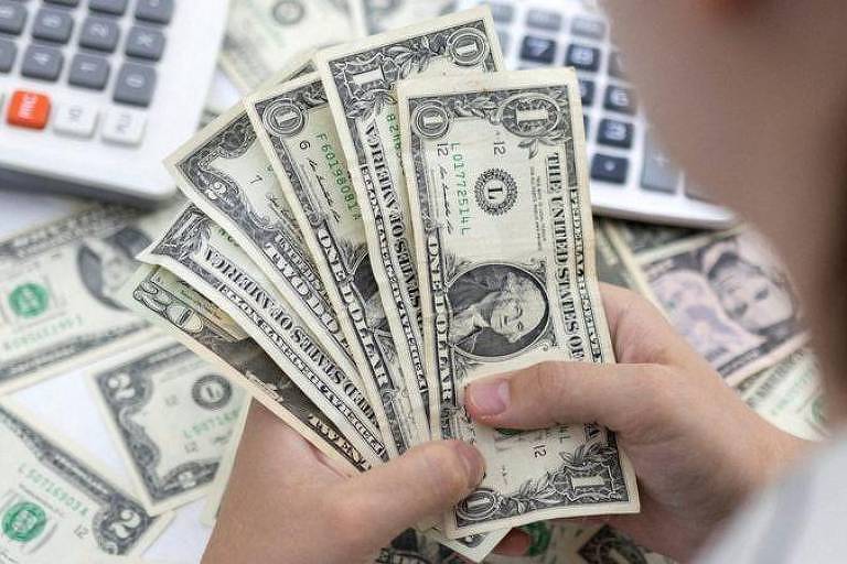 Dólar abre em leve queda nesta sexta-feira, dia promete poucas movimentações