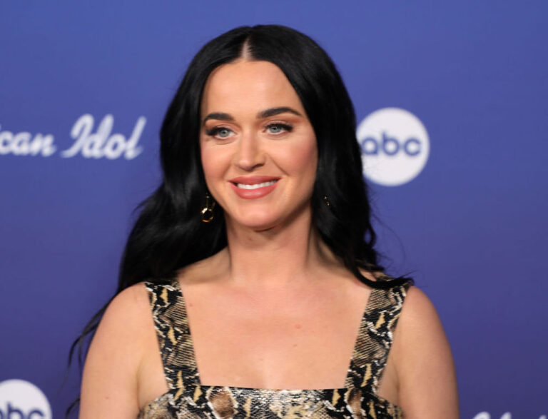 Katy Perry responde fã brasileiro após divulgação da nova música em ônibus