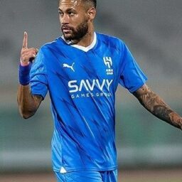 Neymar em jogo do Flamengo tem ‘flerte’, pé no chão e encanto com torcida