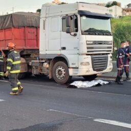 Acidente entre moto e carreta mata jovem na rodovia do Contorno