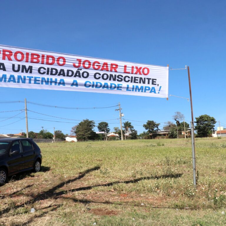 Prefeitura limpa e orienta moradores a não descartarem lixo em terrenos vazios