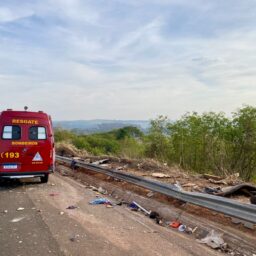 Caminhão carregado com gás cai em ribanceira e mata motorista na SP-294