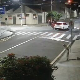 Motorista fura sinal vermelho, provoca acidente e foge sem prestar socorro