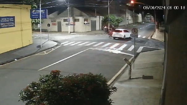 Motorista fura sinal vermelho, provoca acidente e foge sem prestar socorro