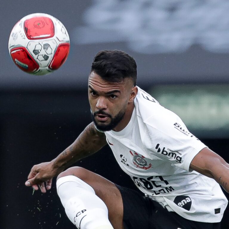 Raniele concilia liderança com carisma e encanta a todos no Corinthians