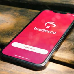 Bradesco passa a notificar sobre risco de golpe quando cliente abre o app em ligação