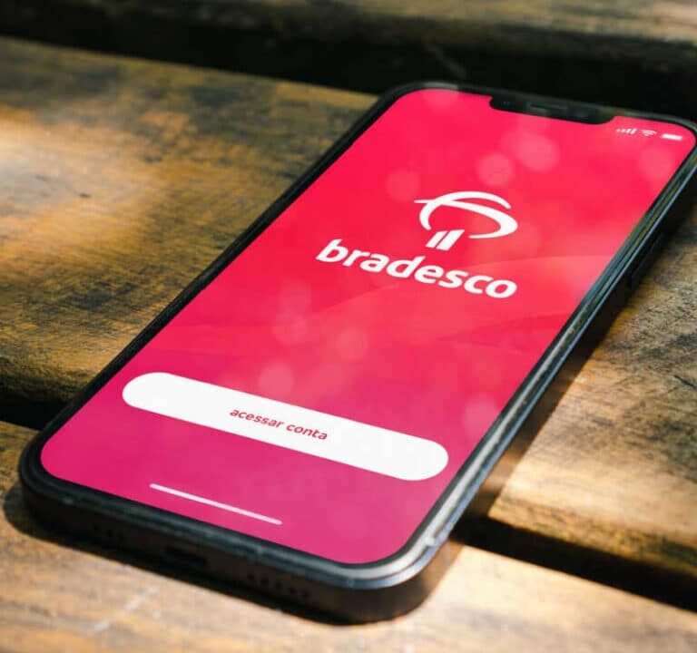 Bradesco passa a notificar sobre risco de golpe quando cliente abre o app em ligação