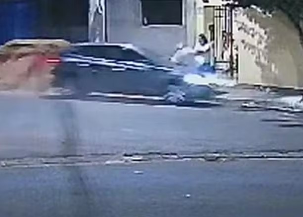Homem é atropelado quando varria calçada e condutora foge do local do acidente
