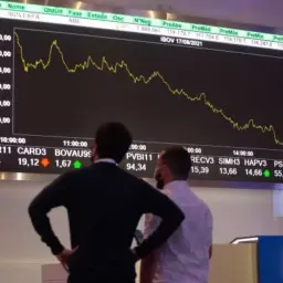 Bolsa cai e dólar sobe com mercado à espera de novos dados econômicos