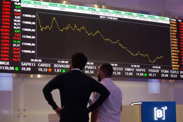 Bolsa cai e dólar sobe com mercado à espera de novos dados econômicos