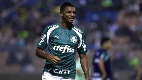 Luis Guilherme aguarda exames no West Ham para se despedir do Palmeiras