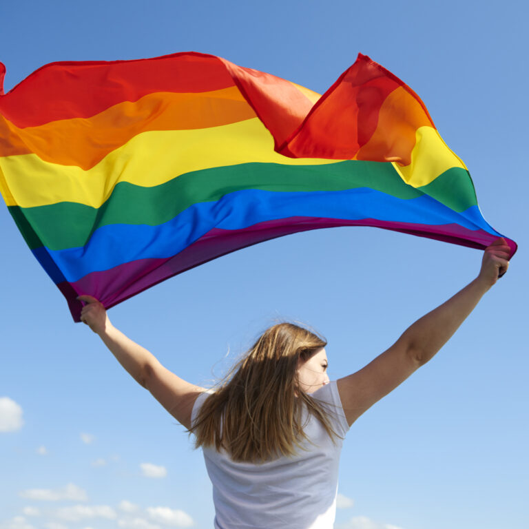 Orgulho LGBTQIA+ é importante para 70% no Brasil, diz estudo sobre o tema