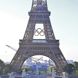 Paris instala anéis olímpicos na Torre Eiffel para os jogos que começam em julho deste ano