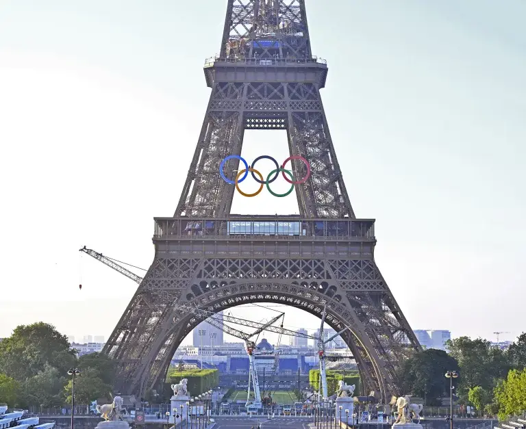 Paris instala anéis olímpicos na Torre Eiffel para os jogos que começam em julho deste ano