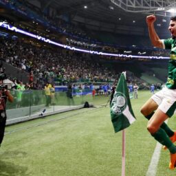 Palmeiras vence Atlético-GO com coro a Dudu e segue na briga pela liderança