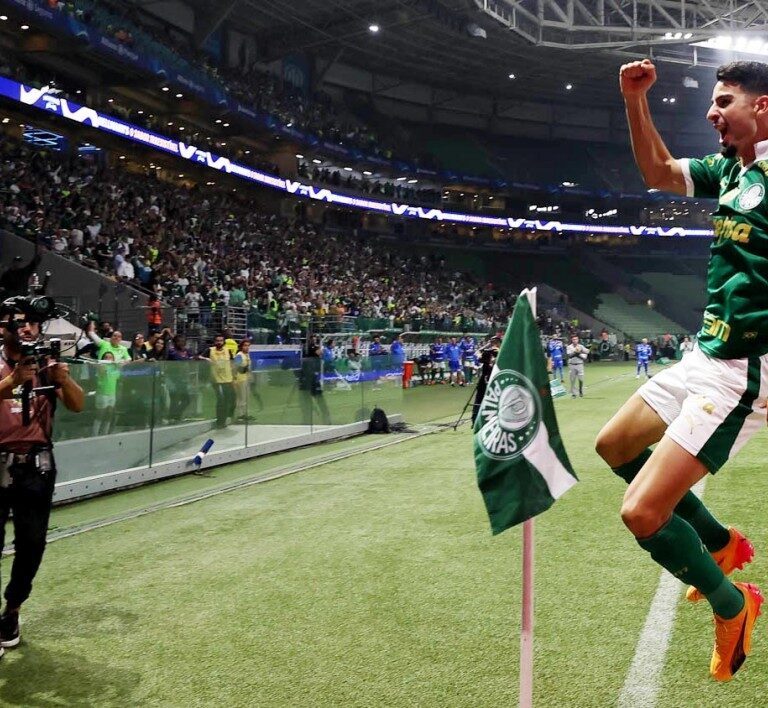 Palmeiras vence Atlético-GO com coro a Dudu e segue na briga pela liderança