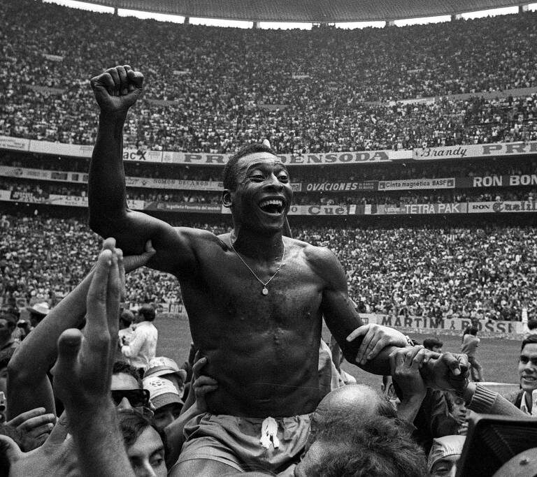 Governo federal cria o Dia do Rei Pelé no dia de seu milésimo gol para homenageá-lo