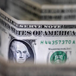 Dólar abre em queda após anúncio de contenção de R$ 15 bi em despesas