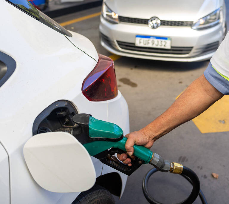 Preço da gasolina chega perto de R$ 6 por litro após reajuste da Petrobras