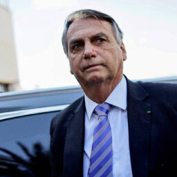 ‘Não se preocupem comigo. Escolhi esse caminho e sou feliz’, diz Bolsonaro