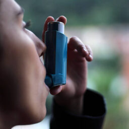 Quase 7 em cada 10 adultos brasileiros já se internaram ao menos uma vez com asma grave