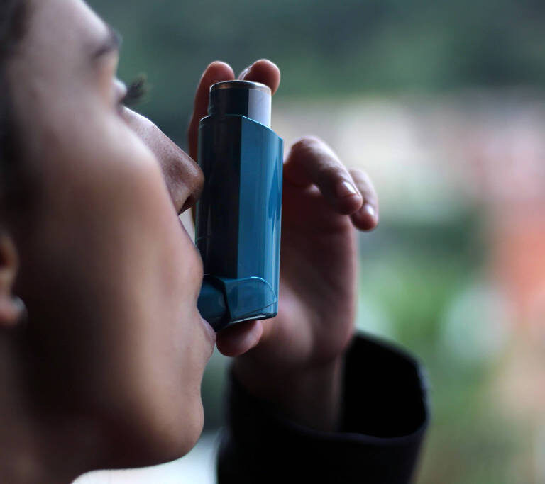 Quase 7 em cada 10 adultos brasileiros já se internaram ao menos uma vez com asma grave