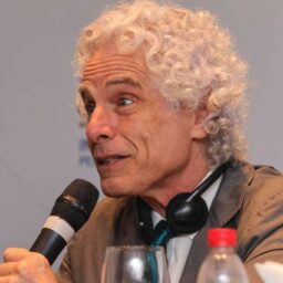 Inteligência artificial pode aprimorar diagnóstico de saúde mental, diz Steven Pinker