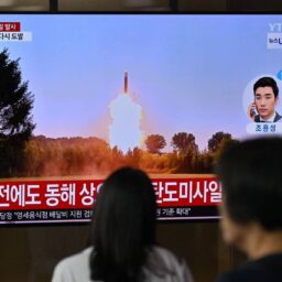 Coreia do Norte lança dois mísseis balísticos e um deles cai, segundo Seul