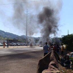 Trabalhadores rurais bloqueiam rodovia no PA em protesto contra visita de Bolsonaro